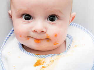 Как да разберете кога вашето 6-12 месечно бебе е гладно или сито