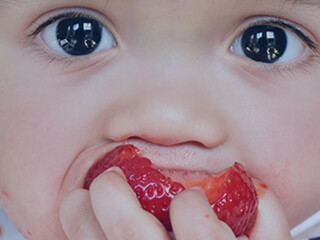 дете яде ягода