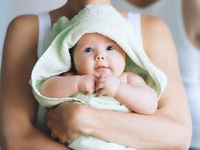 Как да къпем новородено безопасно и спокойно: пълно ръководство за родители
