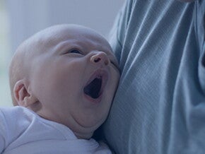 бебе се прозява бебе се прозява