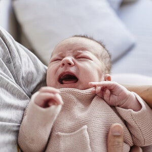 Какво представлява рефлекс на Моро за новородените?