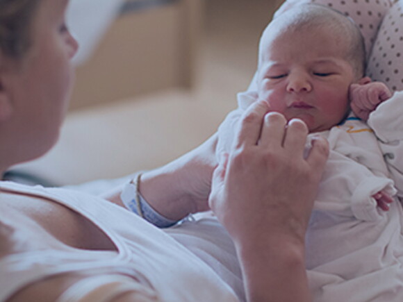 новородено бебе в ръце на майка