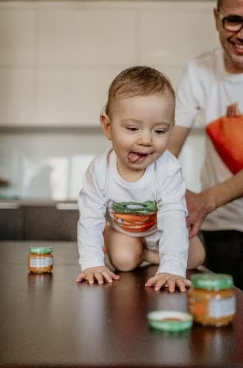 щастливо бебе с пюре